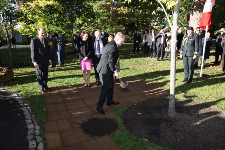  Ceremonial tree planting at the grounds of Rideau Hall. The tradition began in 1906. Copyright © Office of the President of the Republic
