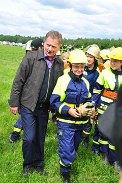Presidentti Niinistö tapasi nuoria palokuntalaisia Viksu 2014 -suurleirillä Porin Kirjurinluodolla. Kuva: Sebastian Helenius.