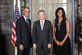 Yhdysvaltain presidentin vastaanotolla tiistaina 24. syyskuuta: presidentti Barack Obama, presidentti Sauli Niinistö ja rouva Michelle Obama. Kuva: Lawrence Jackson / White House 