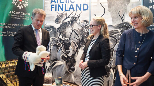 Arktisen keskuksen Paula Kankaanpää ja Jenni Lintula lahjoittivat presidentti Niinistölle arktisiin oloihin sopivat lapaset.Copyright © Tasavallan presidentin kanslia 