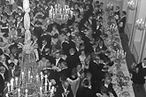             Kutsuvieraat kahvilla Presidentinlinnan Ruokasalissa 6. joulukuuta 1961. Kuva: Lehtikuva