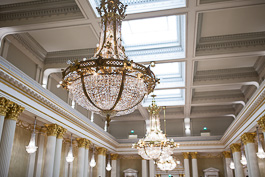 Slottets kristallkronor och gamla lampor renoverades grundligt. Foto: Republikens presidents kansli