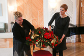 Blomsterhandlarförbund i Helsingfors framförde en blomsterhälsning från alla blomsterhandlare i Finland. 