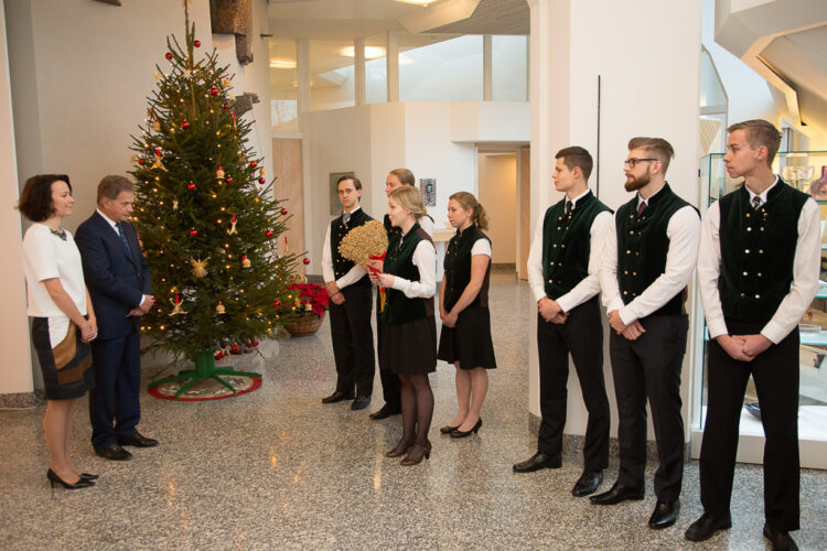 Helsingin yliopiston maatalous-metsätieteellisen tiedekunnan opiskelijat ovat toimittaneet presidentille joulukuusen jo 1960-luvulta lähtien. Copyright © Tasavallan presidentin kanslia