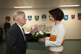  Sotainvalidi Martti Ahvenainen, 91, ojensi rouva Jenni Haukiolle kukat Kaunialan sairaalassa. Copyright © Tasavallan presidentin kanslia 