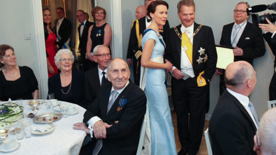  Presidenttipari tervehtimässä veteraaneja ja lottia. Copyright © Tasavallan presidentin kanslia
