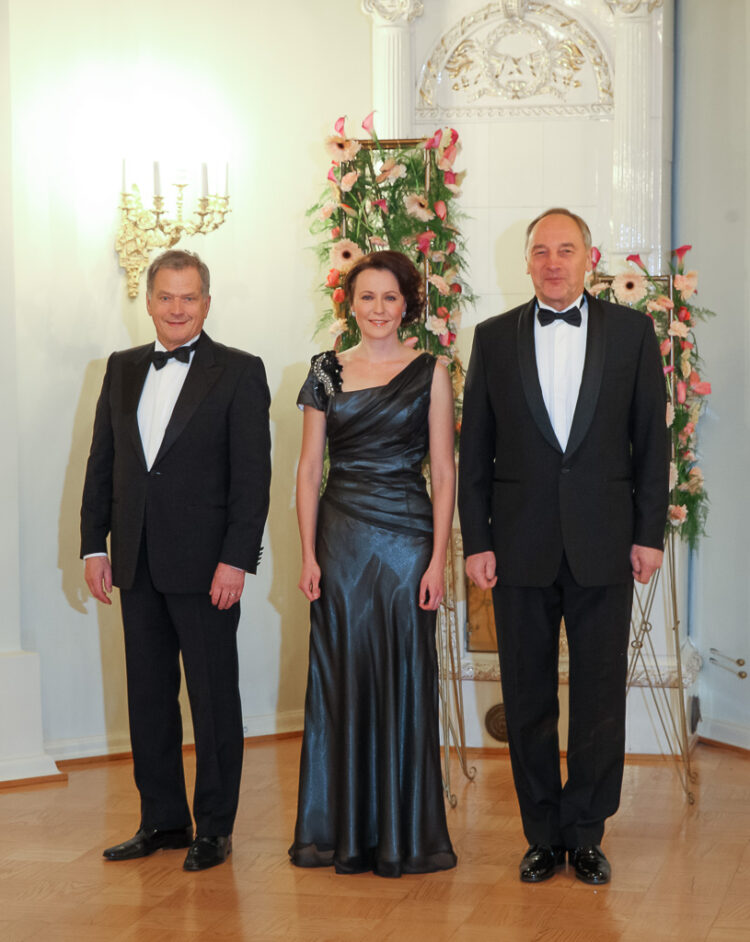  Presidentti Sauli Niinistö, puoliso Jenni Haukio ja Latvian presidentti Andris Bērziņš ennen juhlapäivällisen alkua Presidentinlinnassa. Copyright © Tasavallan presidentin kanslia
