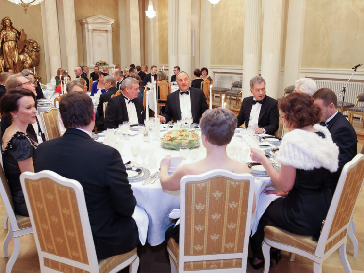  Valtiovierailun päivälliselle osallistui noin 120 kutsuvierasta; poliittisia johtajia ja virkamieskuntaa sekä talouden, tieteen ja kulttuurin edustajia. Copyright © Tasavallan presidentin kanslia
