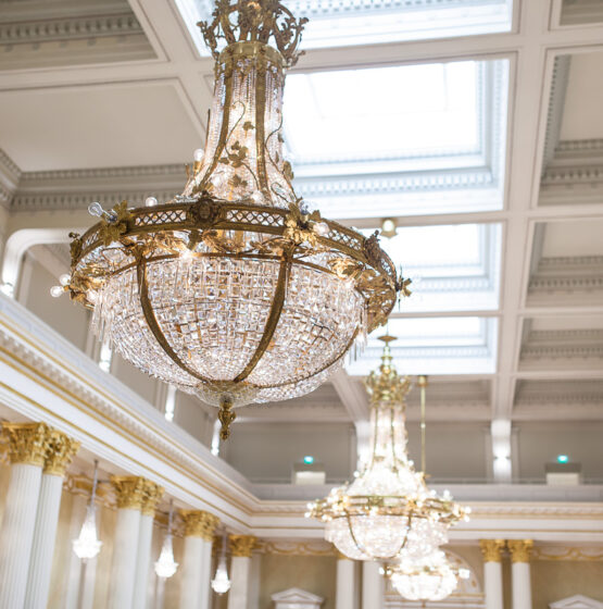 Valtiosalin suuret kristallikruunut on valmistettu Belgiassa vuonna 1907. Kruunut ovat olleet alusta asti sähköistettyjä. Uusempireä olevien kruunujen yläosaa kiertävät kasviaiheiset jugend-koristeet. Kuva: Matti Porre/Tasavallan presidentin kanslia