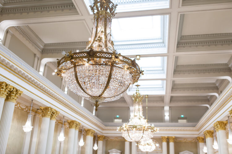 The crystal chandeliers in the Hall of State were manufactured in Belgium in 1907. The chandeliers have been electrified from the beginning. The top of the chandeliers are decorated with floral Art Nouveau ornaments. Photo: Matti Porre/Office of the President of the Republic of Finland