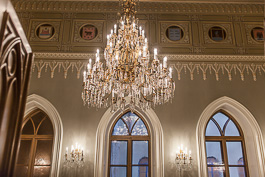 The walls of the Gothic Hall are decorated with ancient provincial and civic coats of arms estimated to date from the end of the 19th century. Originally the wall had been intended for display of portraits of the imperial family. Photo: Office of the President of the Republic