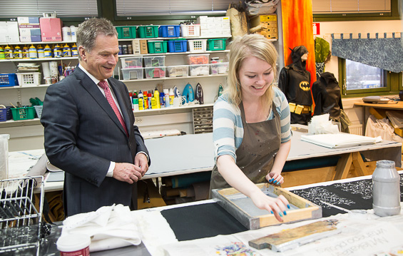 Camilla Tarvainen lärde presidenten tygtryck i Omnias textil- och hantverksverkstad. Copyright © Republikens presidents kansli