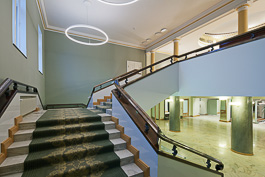 Mariankadun aulasta johtavat portaat Atriumiin. Kuva: Soile Tirilä /Museovirasto 2014
