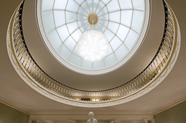 Näkymä Atriumista ylhäälle parvelle, jonne on sijoitettu presidenttien puolisoiden muotokuvat. Kuva: Soile Tirilä /Museovirasto 2014