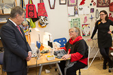  Ompelupajassa presidentin kanssa Peggy Silfverroos (kesk.) ja opiskelija Nina Mäntynen. Copyright © Tasavallan presidentin kanslia