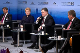 Panelen i diskussionen om konflikten i Ukraina och Europas säkerhet: (från vänster) Bulgariens president Rosen Plevneliev, Litauens president Dalia Grybauskaitė, Ukrainas president Petro Porosjenko, republikens president Sauli Niinistö och moderatorn för diskussionen, Woodrow Wilson-centrets direktör Jane Harman. Foto: MSC