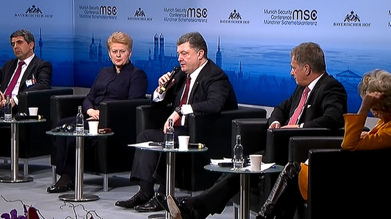 Panelen i diskussionen om konflikten i Ukraina och Europas säkerhet: (från vänster) Bulgariens president Rosen Plevneliev, Litauens president Dalia Grybauskaitė, Ukrainas president Petro Porosjenko, republikens president Sauli Niinistö och moderatorn för diskussionen, Woodrow Wilson-centrets direktör Jane Harman. Bild: MSC