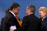  Presidentti Poroshenko, presidentti Niinistö ja presidentti Grybauskaite paneelikeskustelun jälkeen. Kuva: Münchenin turvallisuuskonferenssi 