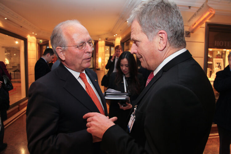  Ordföranden för säkerhetskonferensen i München Wolfgang Ischinger diskuterar med president Niinistö. Foto: Republikens presidents kansli 