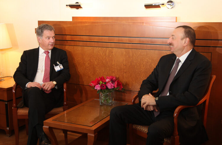  I München diskuterade president Niinistö och Azerbajdzjans president Ilham Alijev relationerna mellan Finland och Azerbajdzjan, krisen i Ukraina och läget i Nagorno-Karabach. Foto: Republikens presidents kansli 