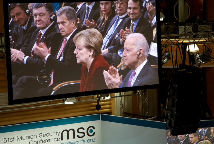  Ukrainas president Petro Poroshenko, president Sauli Niinistö, Tysklands förbundskansler Angela Merkel och Förenta staternas vicepresident Joseph Biden. Foto: Republikens presidents kansli