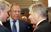  Republikens president Sauli Niinistö diskuterar med Rysslands utrikesminister Sergej Lavrov vid säkerhetskonferensen i München. Till vänster direktören för Sberbank German Gref. Foto: Republikens presidents kansli 