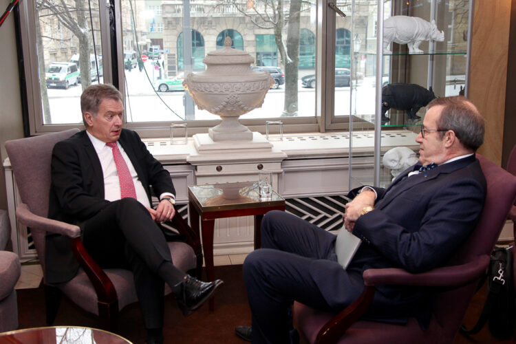 President Sauli Niinistö and President of Estonia Toomas Hendrik Ilves  discussing in Münich on 8 February. Photo: Office of the President of the Republic 