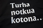  Presidentti Niinistö ja työministeri Ihalainen saivat lahjaksi työpajalla tehdyt t-paidat. Copyright © Tasavallan presidentin kanslia
