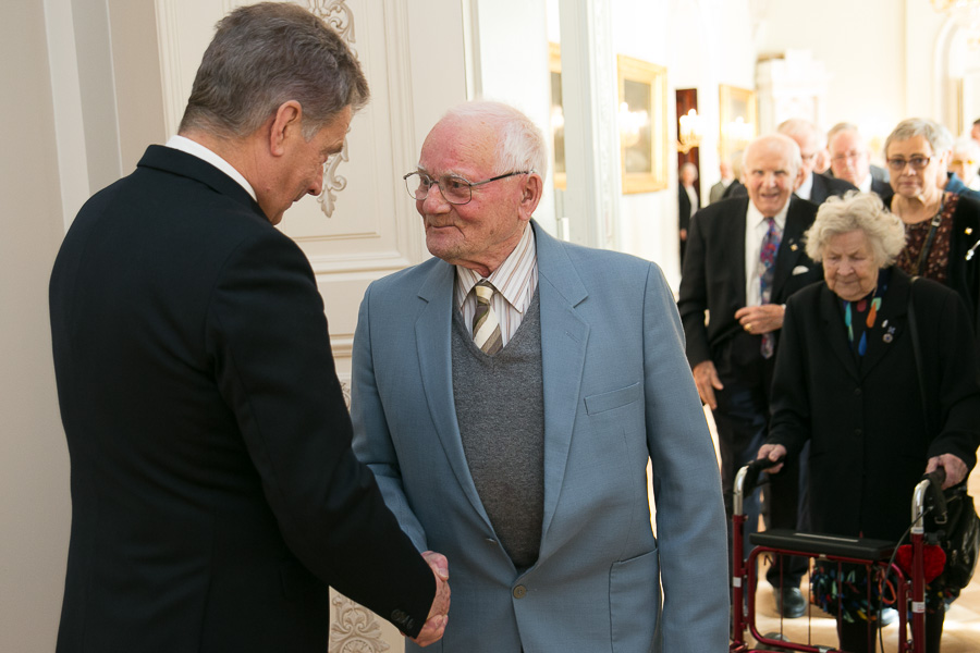 Presidentti Niinistö kätteli lahden takaa saapuvat vieraat. Copyright © Tasavallan presidentin kanslia