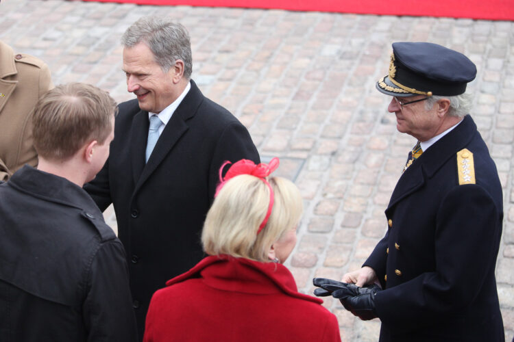  Presidentti Niinistö ja rouva Haukio kättelivät Ruotsin vierailudelegaation. Copyright © Tasavallan presidentin kanslia 