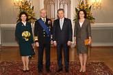  Virallinen kuva Goottilaisessa salissa: Ruotsin kuningaspari ja Suomen presidenttipari. Copyright © Tasavallan presidentin kanslia 