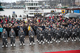  En stor publik hade samlats på Salutorget för att följa med det kungliga besöket. Copyright © Republikens presidents kansli 