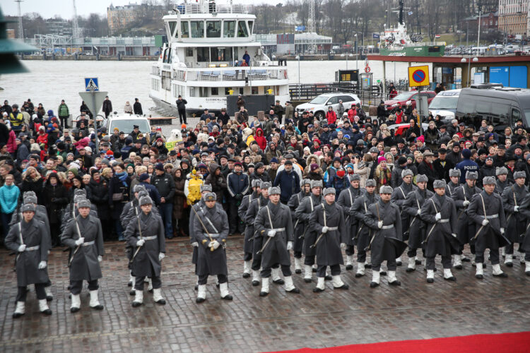  En stor publik hade samlats på Salutorget för att följa med det kungliga besöket. Copyright © Republikens presidents kansli 