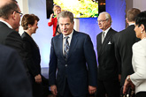  Presidentti Niinistö ja kuningas Kaarle XVI Kustaa poistuvat tilaisuudesta, takana esityksen moderoinut Linda Liukas. Copyright © Tasavallan presidentin kanslia 