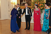 Juhlapäivällisellä kättelyvuorossa Ruotsin ulkoministeri Margot Wallström. Copyright © Tasavallan presidentin kanslia 