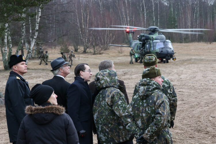 Santahaminan Saharassa toteutettiin NH90-helikoptereilla haavoittuneen evakuointiharjoitus. Copyright © Tasavallan presidentin kanslia 