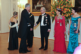 Ruotsin Helsingin-suurlähettiläs Anders Lidén saapuu päivälliselle. Copyright © Tasavallan presidentin kanslia 