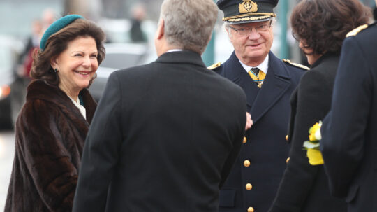  Tasavallan presidentti Sauli Niinistö ja puoliso Jenni Haukio toivottavat kuningas Kaarle XVI Kustaan ja kuningatar Silvian tervetulleiksi valtiovierailulle. Copyright © Tasavallan presidentin kanslia 
