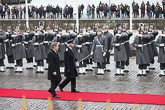  Konungen och presidenten granskar hederskompaniet. Copyright © Republikens presidents kansli 