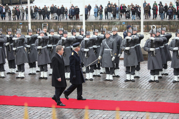  Konungen och presidenten granskar hederskompaniet. Copyright © Republikens presidents kansli 