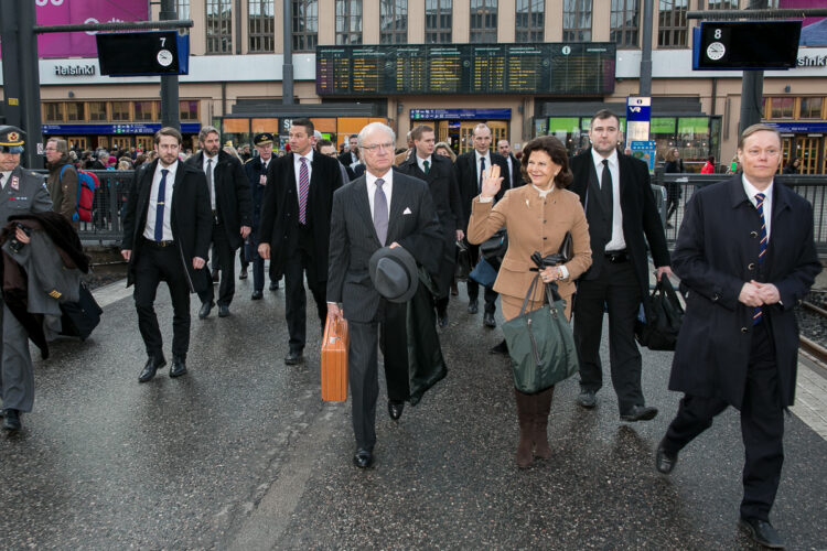 Valtiovierailun kolmas päivä alkamassa. Kuningas Kaarle XVI Kustaa ja kuningatar Silvia matkustivat junalla Helsingin rautatieasemalta Lappeenrantaan torstaina 5. maaliskuuta 2015. Copyright © Tasavallan presidentin kanslia