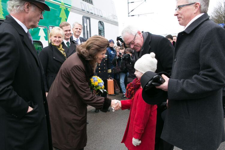 Lappeenrannan asemalla oli kuningasparia vastassa kaupungin johdon lisäksi valtava määrä kaupunkilaisia. Kuningatar Silvia sai kukkakimpun. Copyright © Tasavallan presidentin kanslia