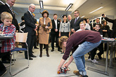 Ville Turku näytti kuningasparille kuinka robotti seuraa lattialle piirrettyä viivaa. Copyright © Tasavallan presidentin kanslia