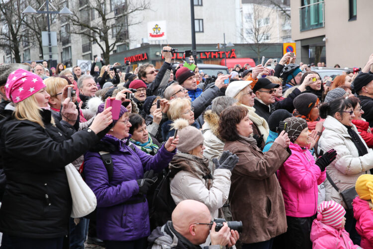 Raatihuoneen puistoon oli kokoontunut miltei koko Lappeenranta vastaanottamaan kuningasparia. Copyright © Tasavallan presidentin kanslia