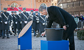 Presidentti Niinistö muurasi ensimmäisenä muistomerkin peruskiven. Copyright © Tasavallan presidentin kanslia 
