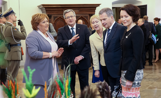 Puolan presidentti Bronisław Komorowski  ja puoliso Anna Komorowska esittelivät valtiovieraille presidentinlinnan pääsiäiskoristeita. Copyright © Tasavallan presidentin kanslia