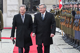  Vastaanottoseremoniat presidentinlinnan edessä Varsovassa. Copyright © Tasavallan presidentin kanslia 