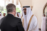 Abu Presidentti Sauli Niinistö ja Abu Dhabin kruununprinssi, sheikki Mohamed bin Zayed Al Nahyan kättelevät. Kuva: Tasavallan presidentin kanslia