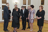  Presidentti Bronisław Komorowski, presidentti Sauli Niinistö, rouva Jenni Haukio ja rouva Anna Komorowska kättelevät vieraat ennen valtiovierailun päivällisiä Varsovassa 31.3.2015. Copyright © Tasavallan presidentin kanslia 