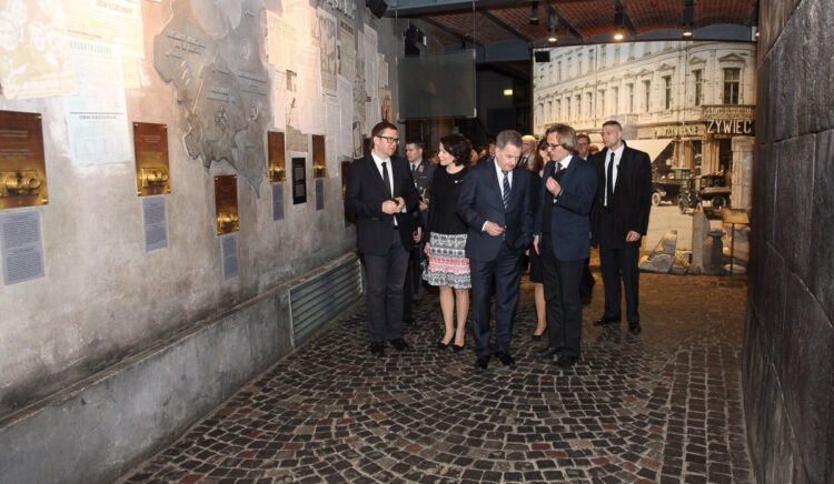  Puolan vaikuttavaa historiaa esillä Varsovan kansannousun museossa. Vieraita opastaa museonjohtaja Jan Ołdakowski. Copyright © Tasavallan presidentin kanslia 